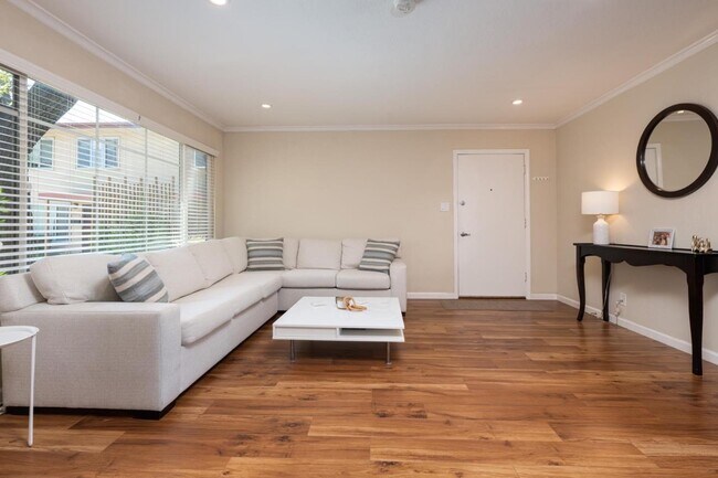 Building Photo - 1561 Marina Ct