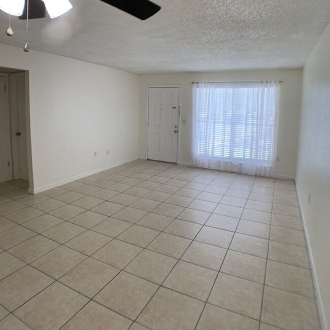 Building Photo - Charming 2 BEDROOM 1 BATHROOM Condo in Orl...