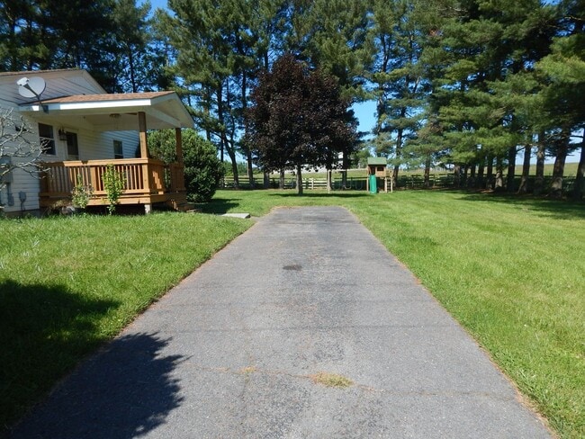 Building Photo - 300 Monticello Ln