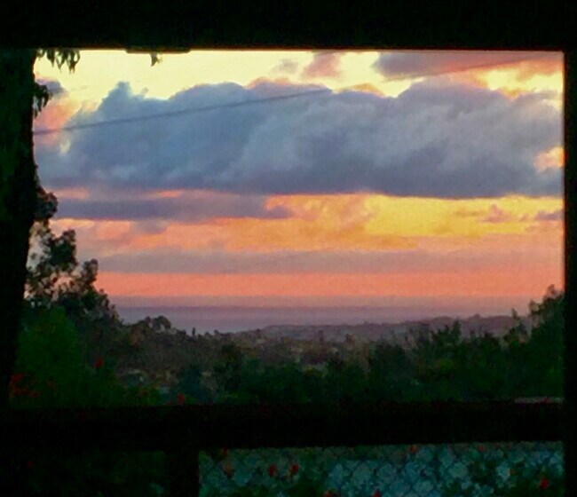 Puesta de sol sobre el océano, zoom/recorte, a 5,5 millas de distancia. - 1355 Waterbury Ct