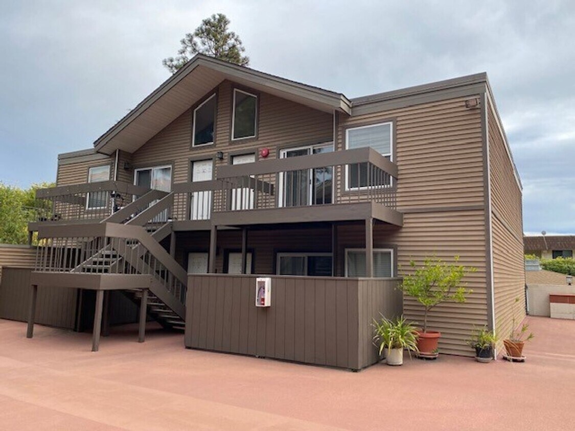 Primary Photo - Walk to downtown!! Great location!! Secure...