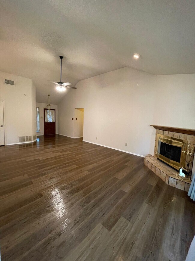 Building Photo - 3108 Creekwood Ln