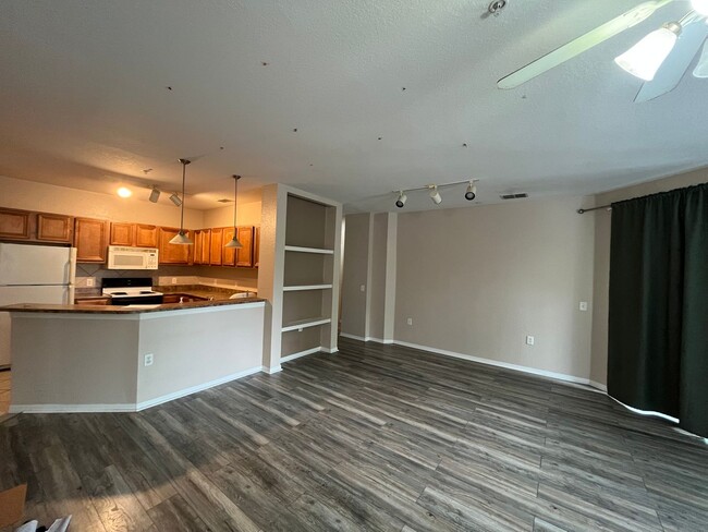 Building Photo - 3 Bed 2 Bath Condo for Rent in Metrowest