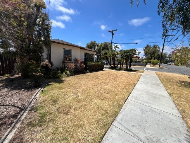 Building Photo - LOCATION LOCATION!!! 5th & I St, Large House, 3BR 1BA w/ 2 car Garage