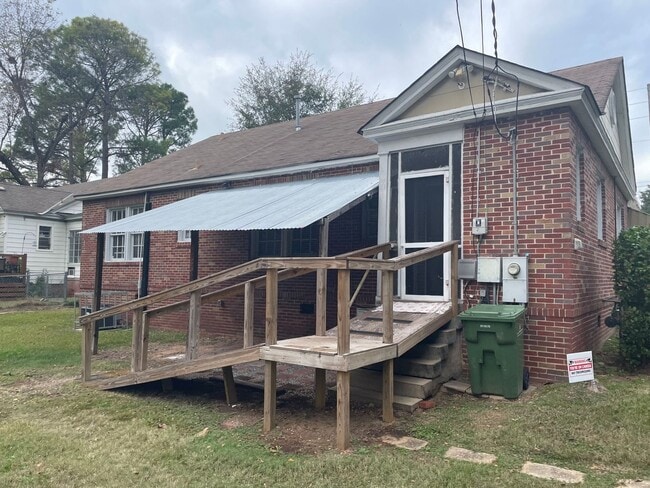 Building Photo - ** 3 bed 2 bath located in Cloverdale ** C...