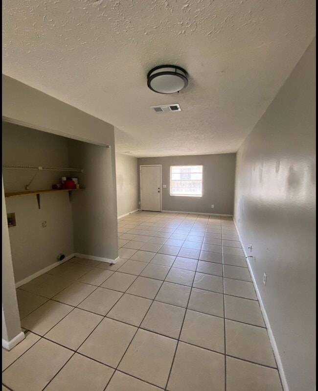 Building Photo - RENOVATED 2 Bedroom, 1 Bathroom Tampa Apar...