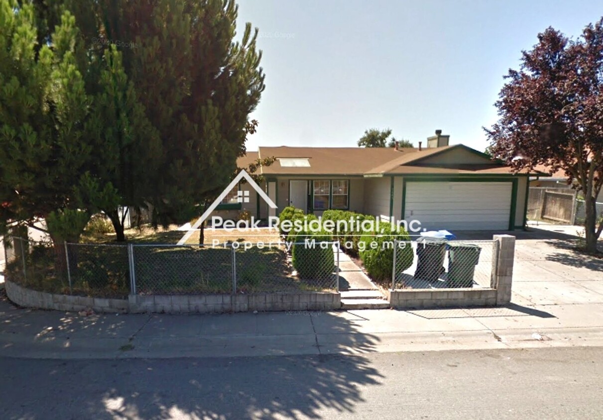 Primary Photo - Spacious 4bd/2ba Home with 2 Car Garage