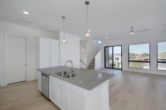 Building Photo - 2050 Lohmans Spur Rd