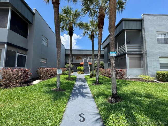 Building Photo - 900 Normandy Ln