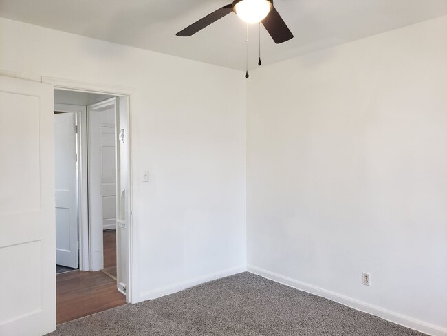 Building Photo - 1 bed / 1 bath apartment available now!