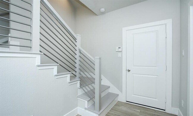 Building Photo - 4141 Victory Dr