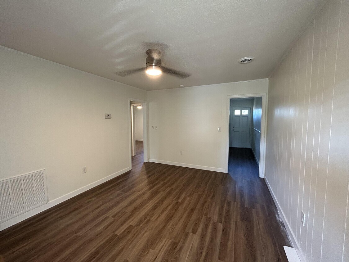 517 Old Central Rd Unit C, Clemson, SC 29631 Room for Rent in Clemson