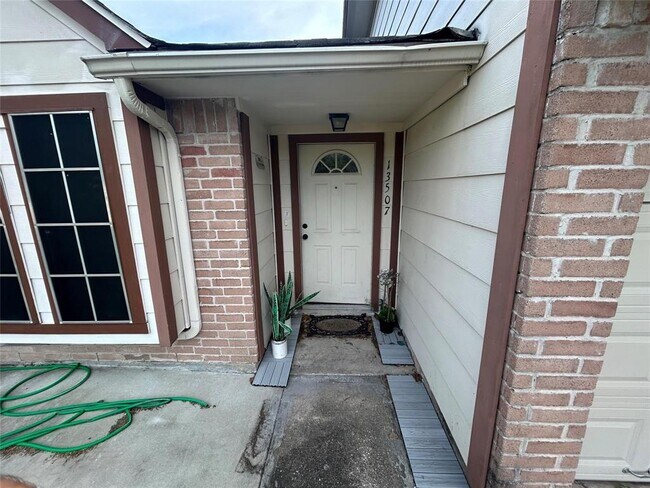 Foto del edificio - 13507 White Cliff Dr