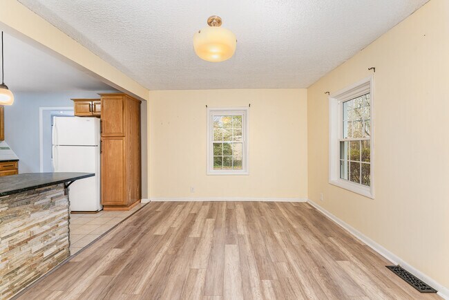 Foto del edificio - 7831 Summerfield Rd