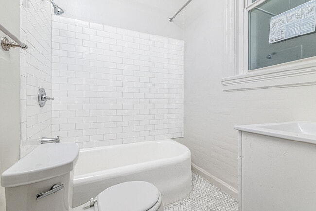 Interior Photo - 605 Jones
