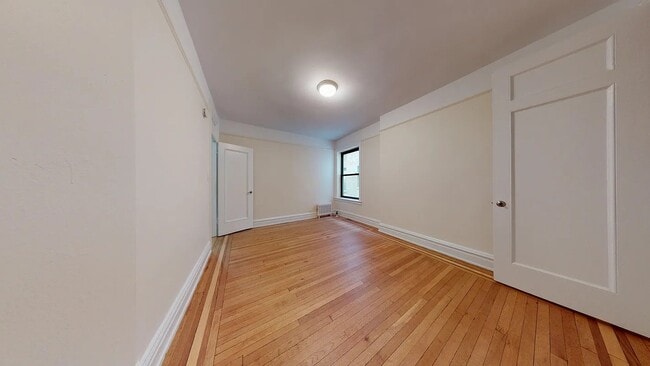 Building Photo - 656 W 204th St
