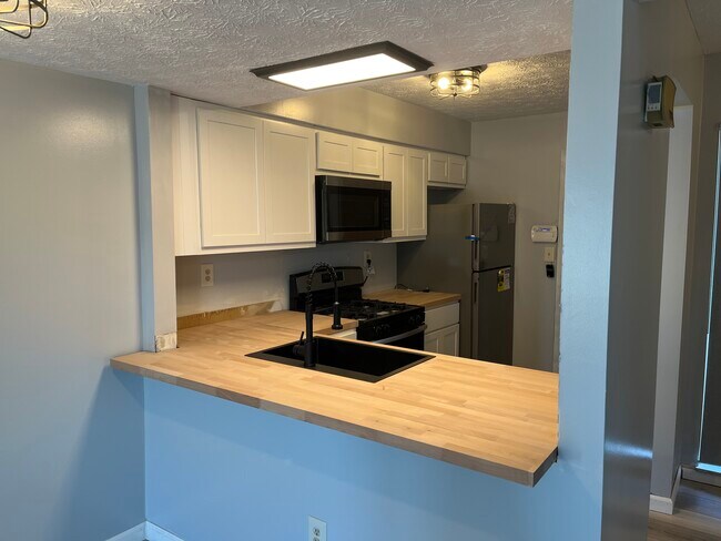 Building Photo - 853 Cherlyn Ct