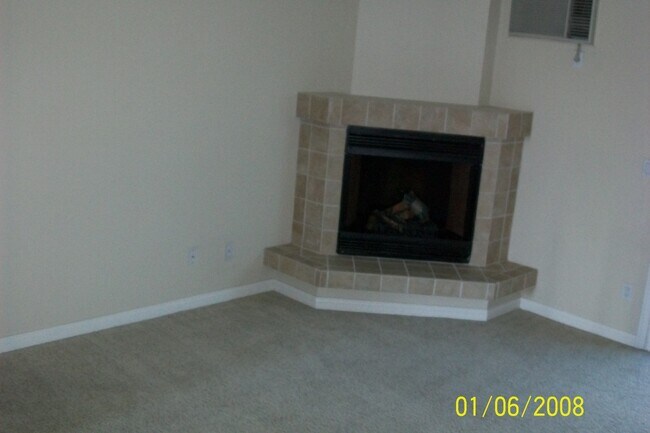 Building Photo - 2 Bed 1.5 Bath Condo