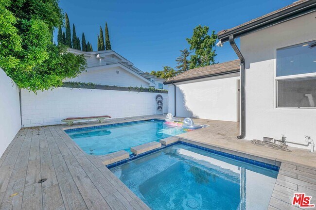 Foto del edificio - 5515 Longridge Ave