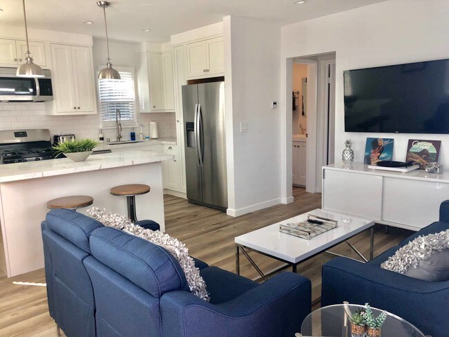 sala de estar y cocina - 4457 S Centinela Ave