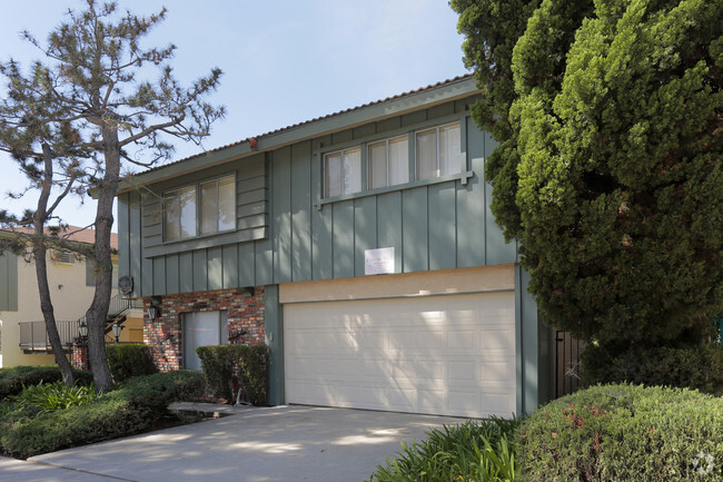 Building Photo - Green Oaks Apartments