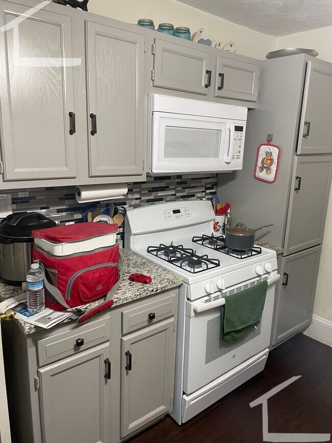 Photo - Nicely updated, pet friendly 2 bed with in... House