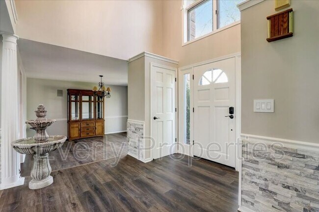 Building Photo - N38W32919 Lake Country Dr