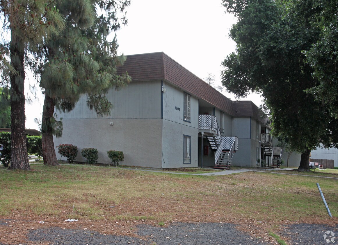 Building Photo - 420 Swan St