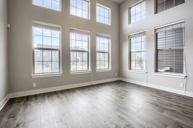Building Photo - 5407 Valentia St
