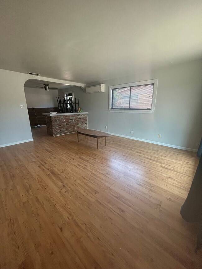 Building Photo - Updated 2 Bed, 2 Bath Home in the Heart of...