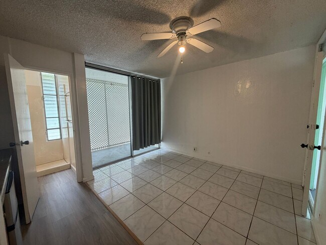 Foto del edificio - Upgraded studio available now in a secured building.