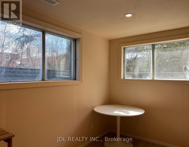 Building Photo - 21 Squires Ave