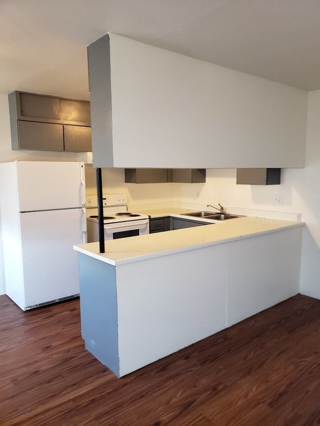 Building Photo - SPACIOUS 1 BEDROOM IN UPDATED PROPERTY!