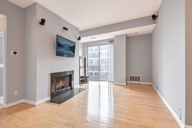 Foto del edificio - Fantastic Penthouse in Downtown Bethesda w...