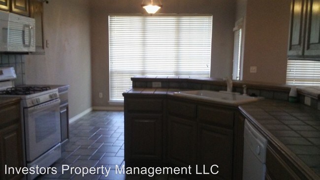Building Photo - 4921 Cypress Lake Dr