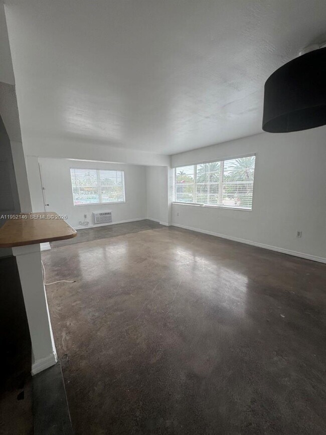 Foto del edificio - 7904 West Dr