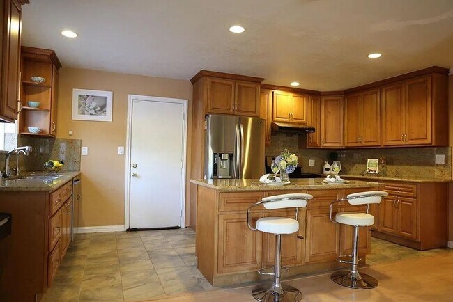 Foto del edificio - Charming 3-Bed, 2-Bath Home in Santa Clara