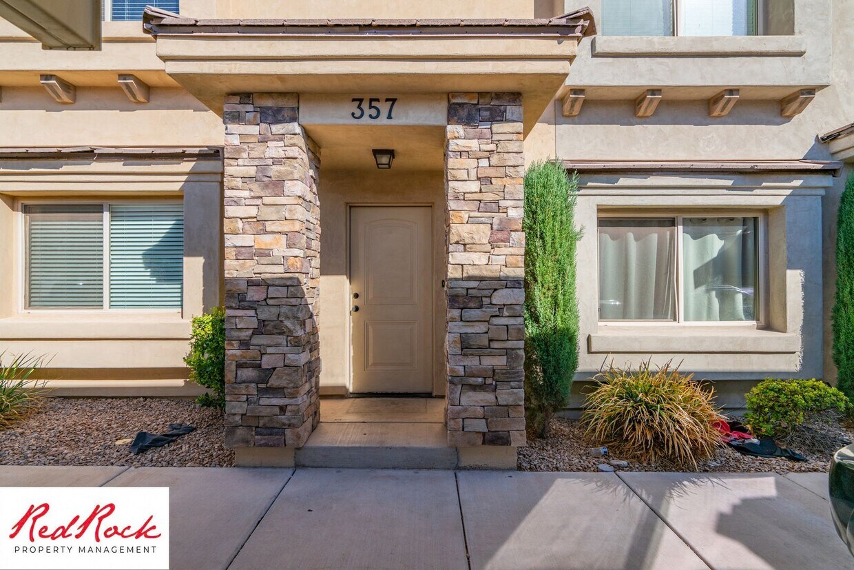 Foto principal - Conveniently located 3 Bedroom Townhome