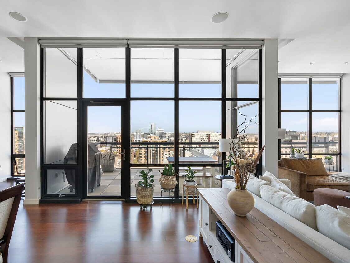 Foto principal - 1025 NW Couch St