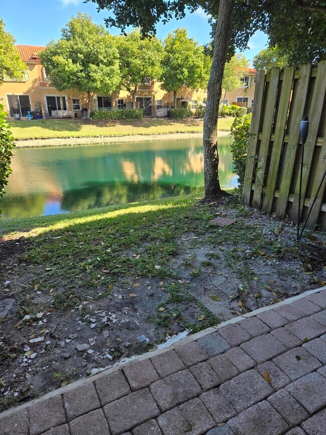 Foto del edificio - 4944 Leeward Ln