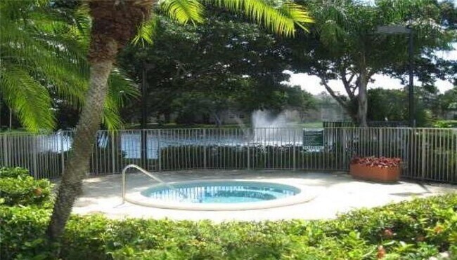 Foto del edificio - 601 Cypress Lake Blvd