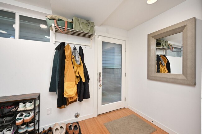 Foto del edificio - 3-Story Ballard Home - In Unit Washer/Dryer, Rooftop Deck