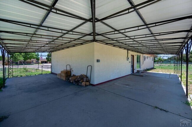 Foto del edificio - 981 Tamarack Cir