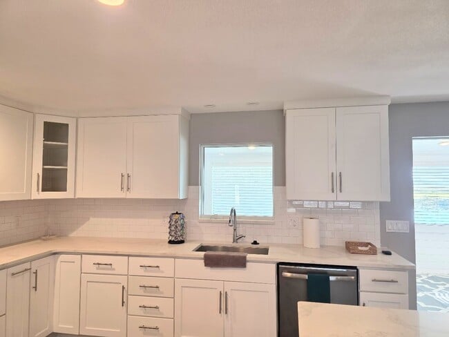 Foto del edificio - Beautiful waterfront property in Woodland Estates.