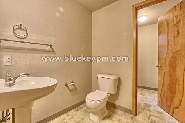 Foto del edificio - 3 bed 2.5 Bath Townhome in Evergreen Neigh...