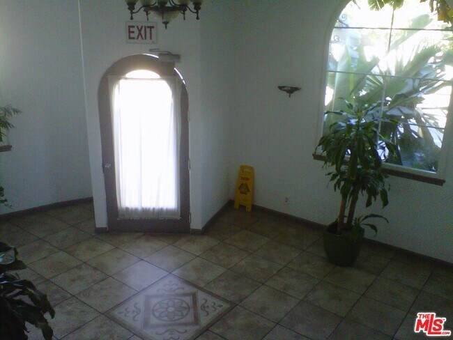Foto del edificio - 5320 W Olympic Blvd