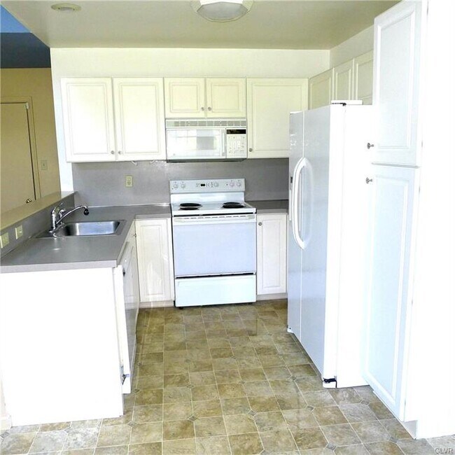 Building Photo - 279 Ridings Cir