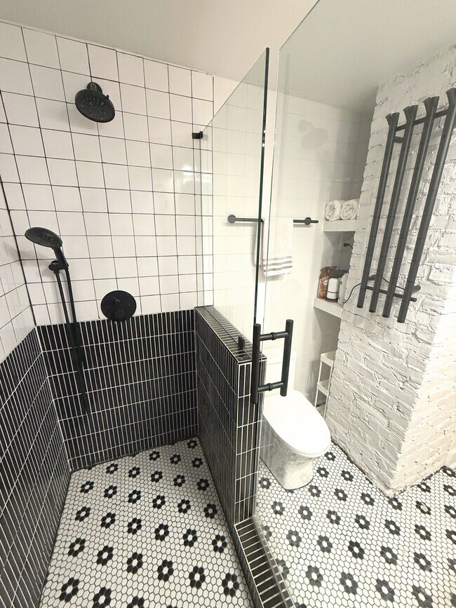 Mucho espacio de almacenamiento y ganchos en el baño. - 570 Saint Charles Ave NE