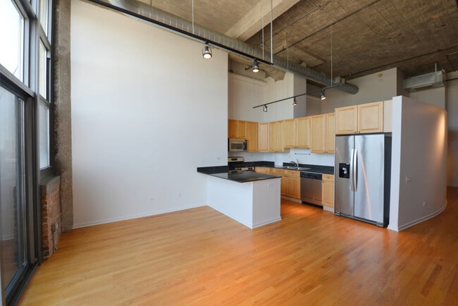 Building Photo - 900 N Kingsbury St