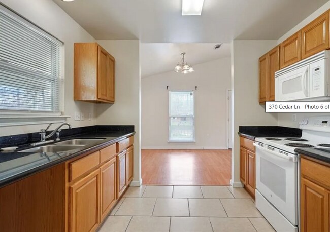Foto del edificio - 370 Cedar Ln